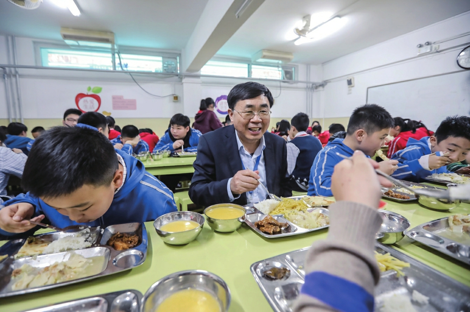 中小学陪餐制山师附小已坚持5年了 校长说陪餐不仅是陪学生低头吃饭—— 这里很多决策是在学生饭桌上聊出来的