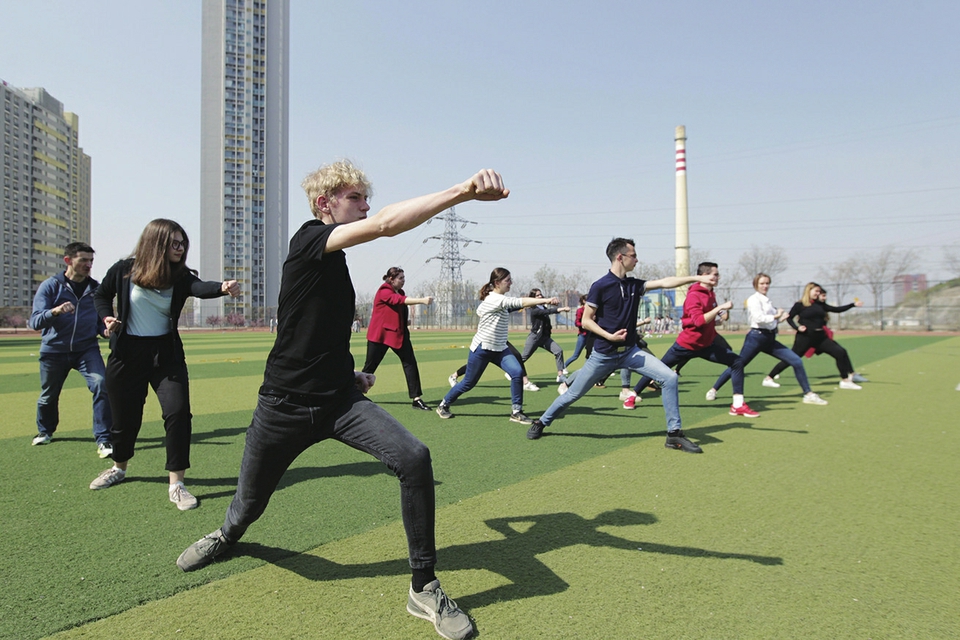 萝卜蹲、学鹅跳舞、青年拳 法国学生在济体验中国式花样课堂