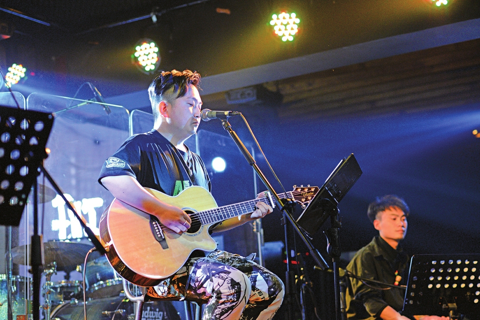 一位民谣歌手的拼搏： 我在凌晨2点的济南街头奔走