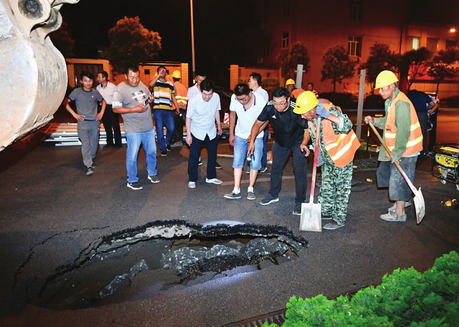 玉函路路面昨现2平方米塌陷 具体原因尚未确定
