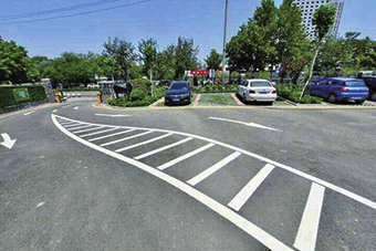 千佛山公园北门东侧“生态停车场”启用