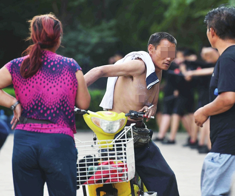 炎炎夏日,市民通过各种方式避暑纳凉,街头经常出现光着上身的男子,旁