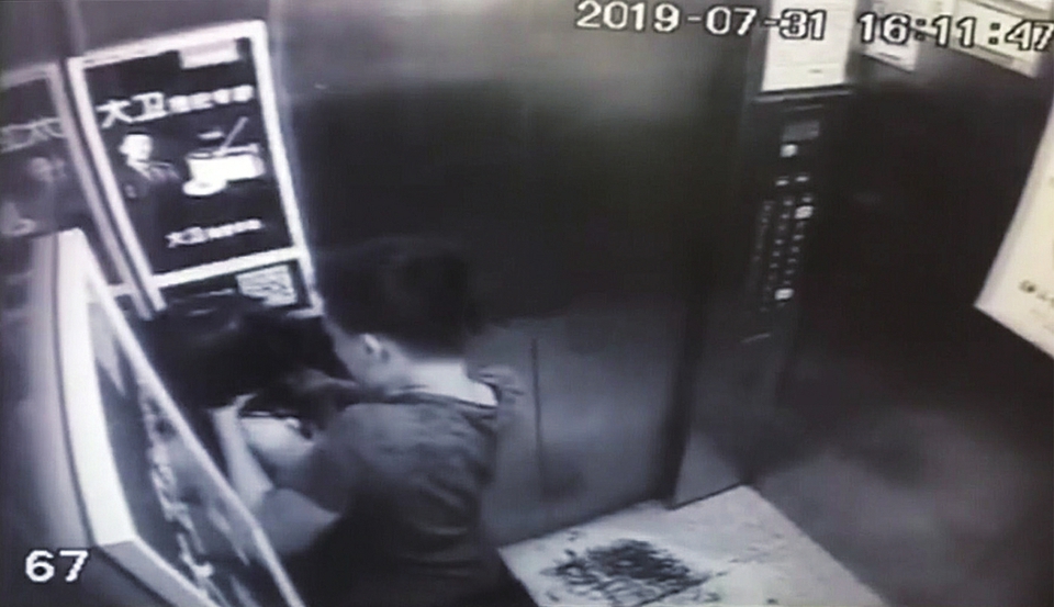 13岁女孩电梯内遭陌生男掐脖20秒 她奋力反抗终在电梯停靠时逃脱 