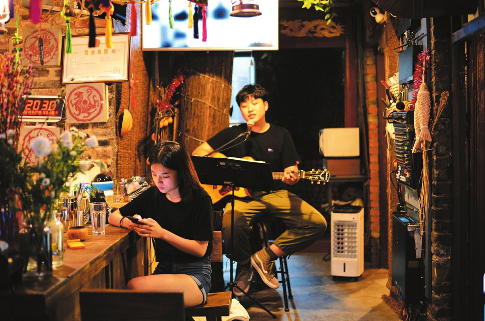 一个人能吃火锅能唱K 享受“单人经济”的已经不是“少数派”