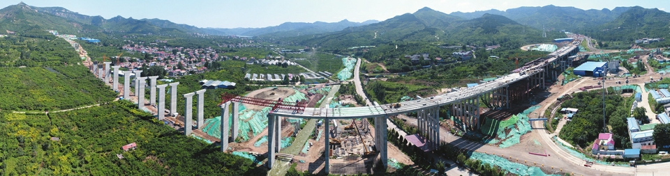 南山首條高速公路穿山越河跨村莊