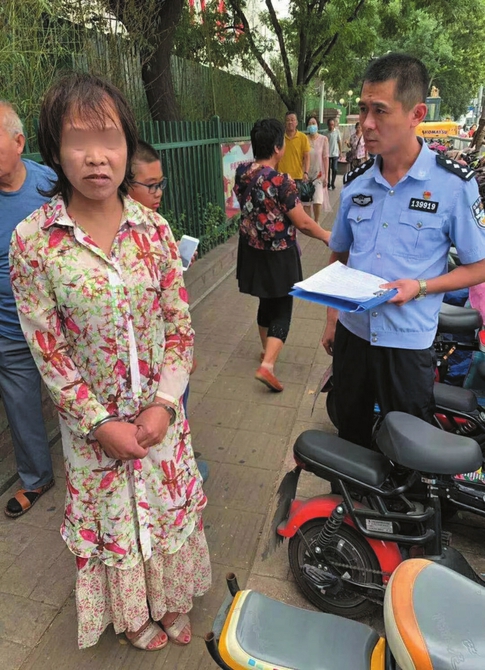 辣眼睛！穿裙装偷车“大妈”竟是大叔