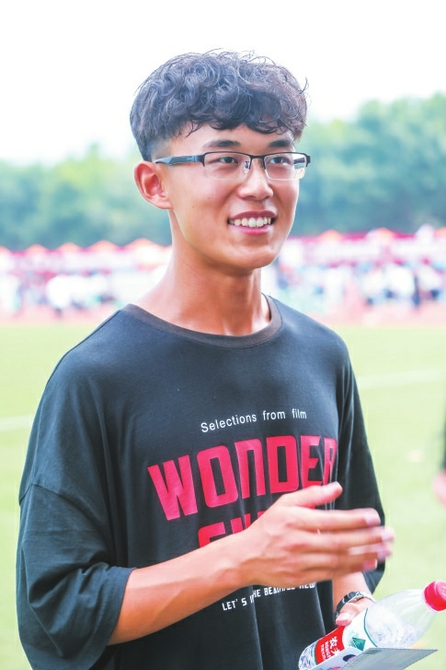 他因为一句话成了网红 家人说“找媳妇第一”的新生报到了