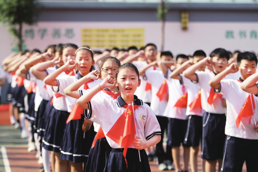 小辛庄小学学生在国旗下宣誓 通讯员靳鑫摄