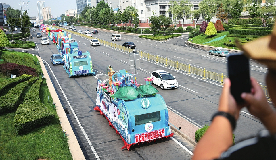 泉水节花车“点靓”街头 下周三将“点亮”夜济南