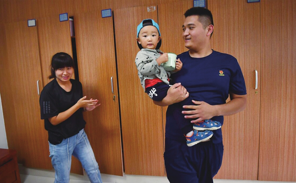 三岁娃看到消防车直喊爸爸 消防大男孩：这个中秋特别甜