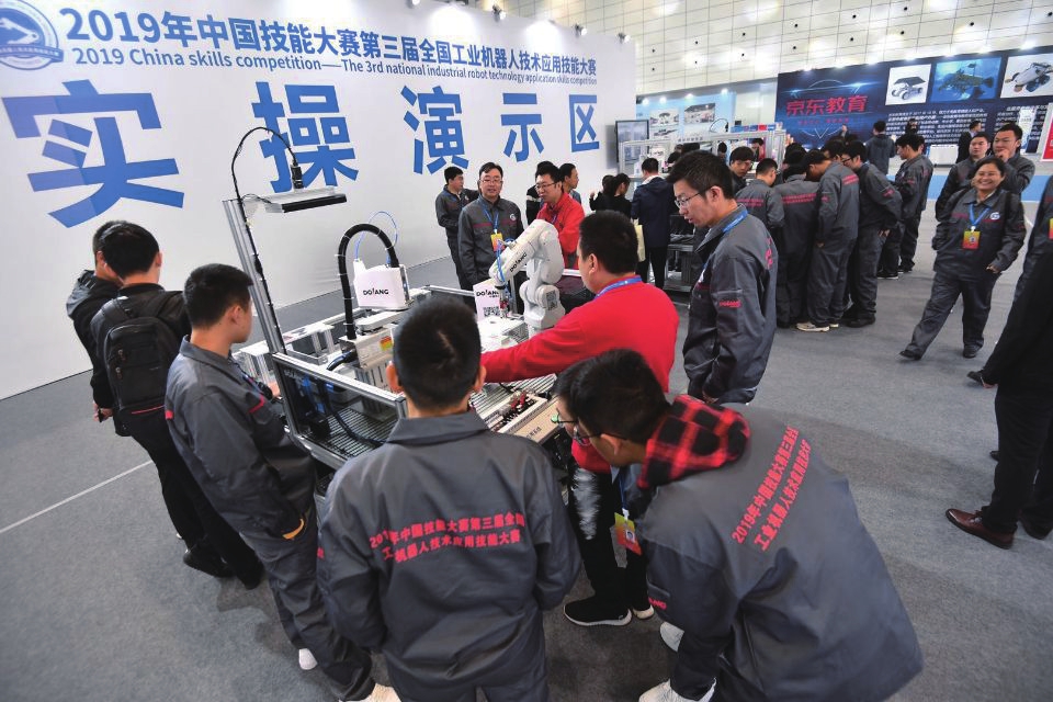 全国智能机器人产业发展高峰论坛在济南举办 工信部装备司：济南“机智”过人