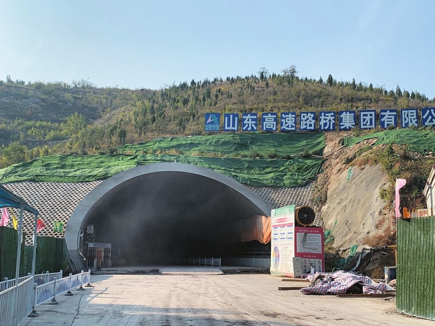 济泰高速涝坡隧道昨双线贯通 明年6月全线通车 济南半小时直达泰安