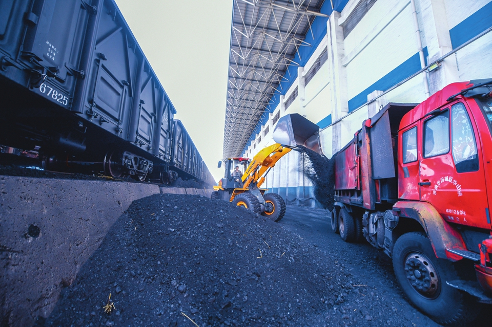 12万吨供热煤“驻扎”最大储煤场