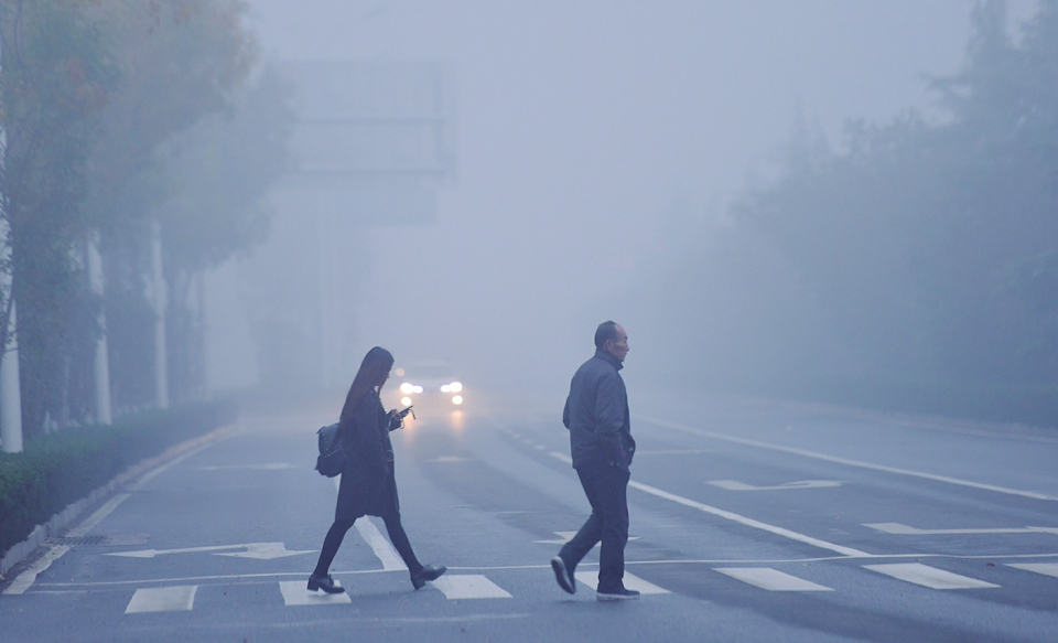 济南迎来今冬首个“双黄”预警，降温幅度可达10～12℃
