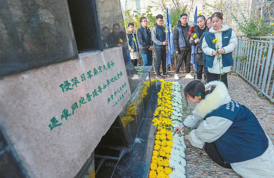 南京，南京！黑白之城痛哭无声 祈愿之歌划破夜空 