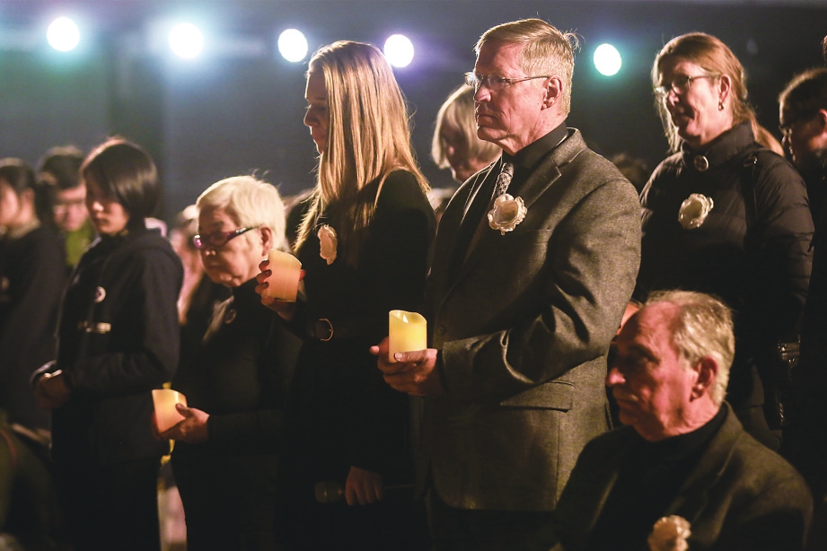 南京，南京！黑白之城痛哭无声 祈愿之歌划破夜空 