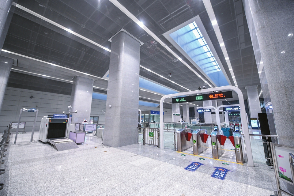 地铁3号线高铁换乘大厅“就位”