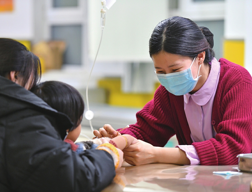 济南近期儿童流感爆棚 诊室扩成输液室也架不住这么多患儿