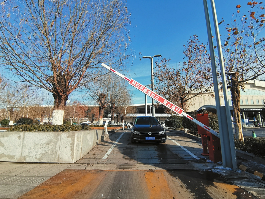 济南西站启用山东首条网约车专用通道 提供200个免费车位