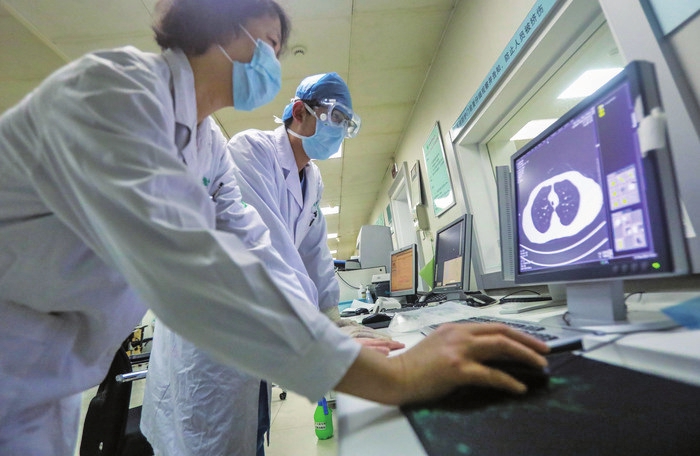 CT肺炎检测结果分三种等级“暗语” 记者走进山大齐鲁医院放射科