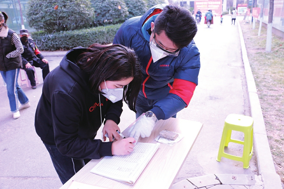 到雷神山做突击队员、到隔离区做保洁员、到基层下沉做“服务员”…… 这场战“疫”，尽显济南企业担当