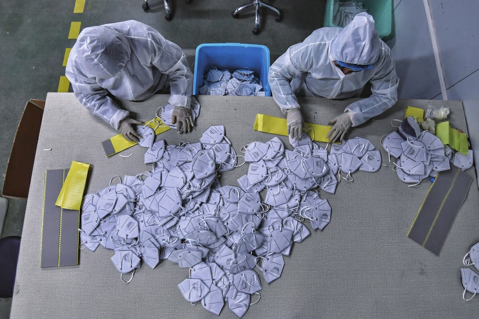 记者独家探访圣泉集团KN95口罩生产车间 全程戴耳塞轮班吃饭，机器24小时不停