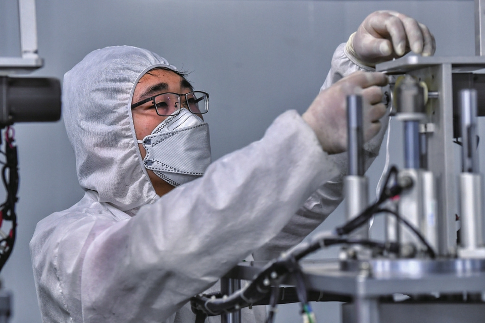 记者独家探访圣泉集团KN95口罩生产车间 全程戴耳塞轮班吃饭，机器24小时不停