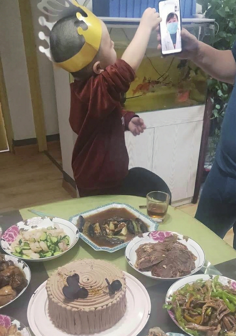 为战“疫”封闭42天没回家 小儿满3岁 她只能隔屏唱生日歌