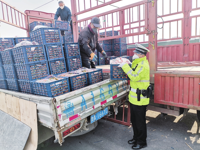 济南交警的“双战” 抓疫情防控“有力度”助复工复产“有温度”