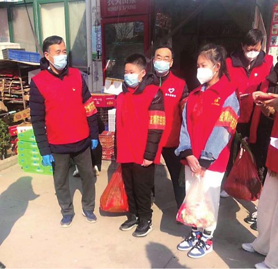 画画唱歌、测温值守，老少齐出力