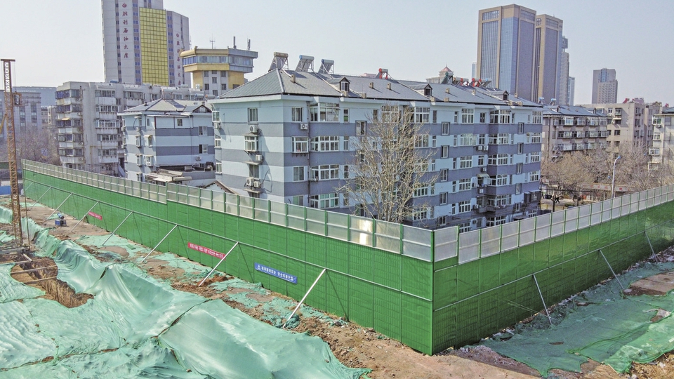 高个儿隔音挡板现身 与居民楼3层齐平