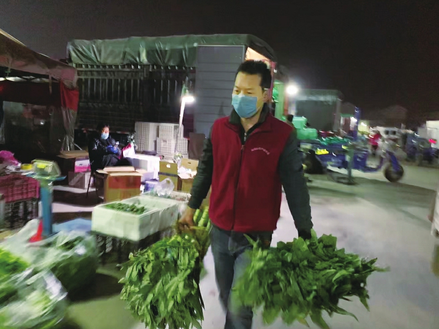 从凌晨开始，每天15小时的“蔬菜生计”  他用10多平方米摊位撑起一家生计