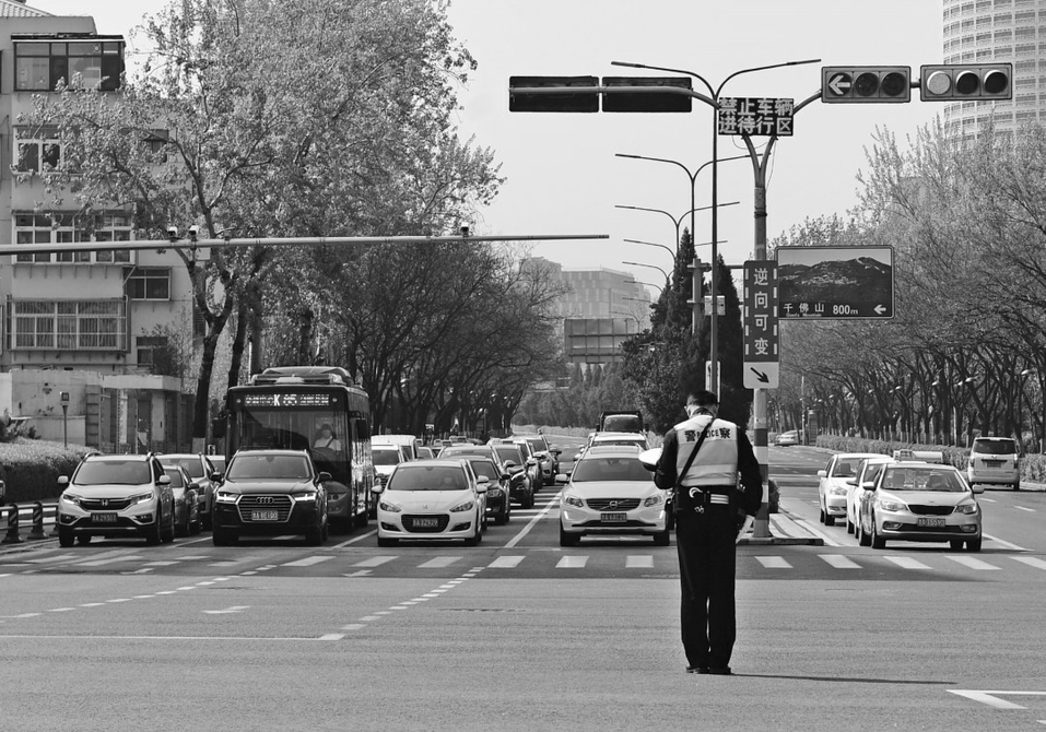 一城肃立 思而奋进