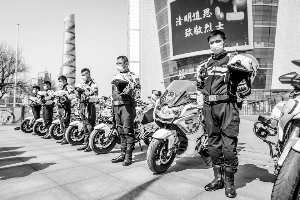 消防员、公安、交警及志愿者向烈士致敬 向逝世的同胞默哀