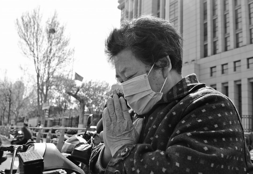 一城肃立 思而奋进