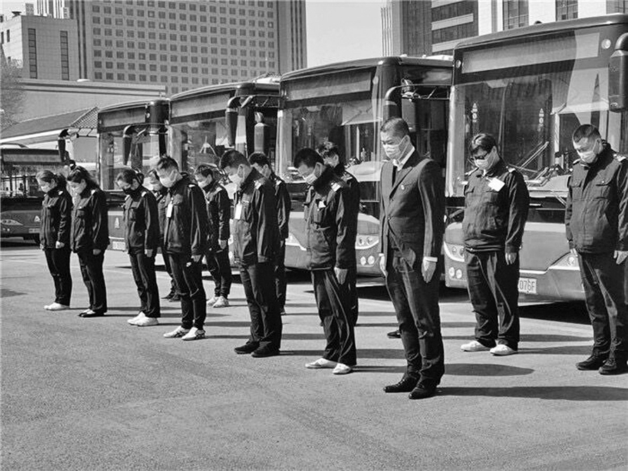 一城肃立 思而奋进