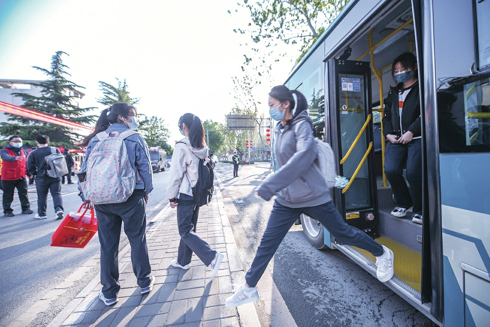 济南首批24条定制公交线路运行，覆盖8所学校 “点对点”接送，435名学生“尝鲜”