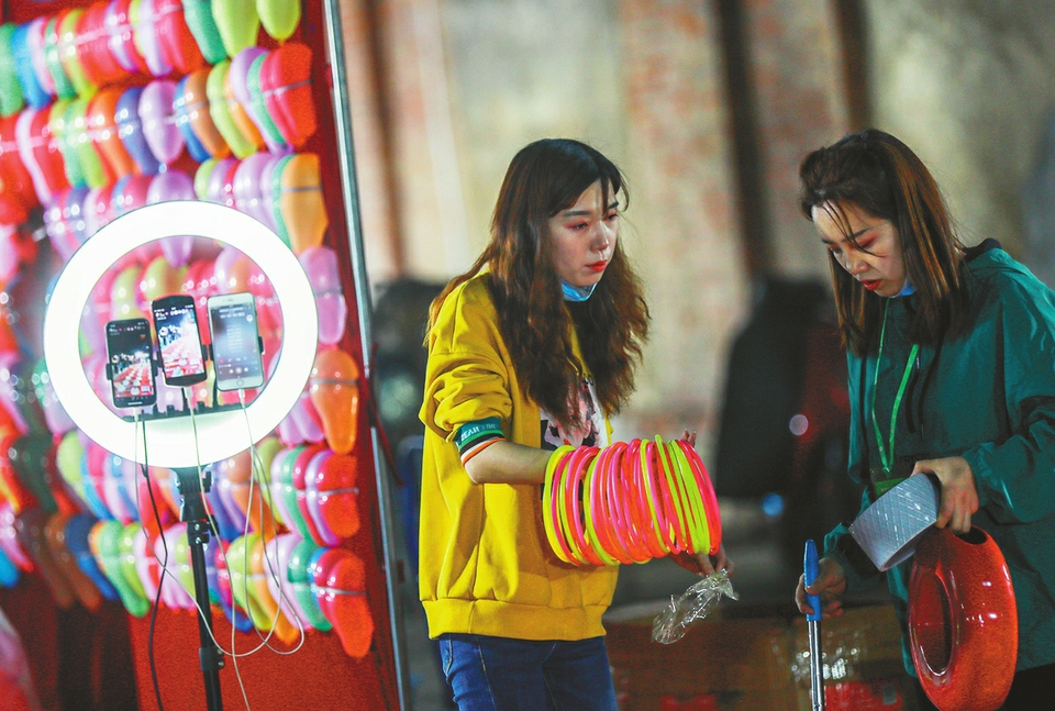 济南夜市网红姐妹花手机直播引百万大V互动 白天在演艺公司上班，晚上到夜市摆摊套圈