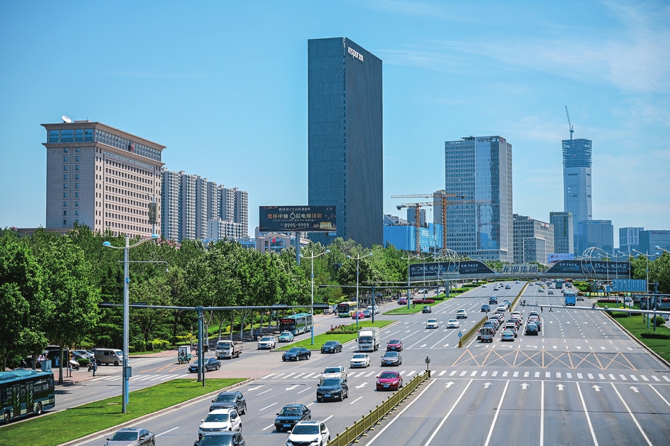 现实版“一路绿灯”咋实现?左转过路口如何不停车即通行?经十路上有全国最长的绿波带