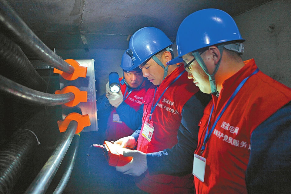 从门外汉到高级技师，他是城市光明的“守护者” 巡线16年，用脚丈量6万余公里