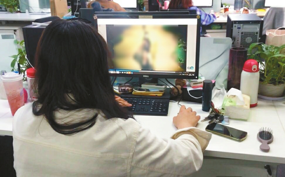这个95后女孩，做起了网络“清道夫” 每天看上千条视频 还互联网“一方净土”