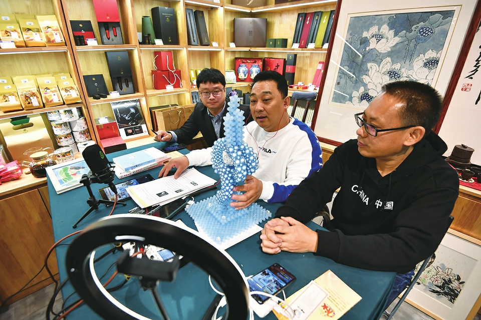 “爱心三人行”趵突泉畔首试助残“直播带货”