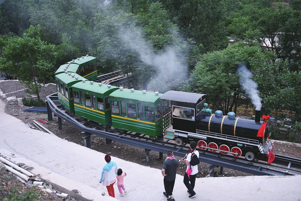 南部山区新增一处“遛娃”好去处 济南西营黄鹿泉“孩子小镇”昨日开业