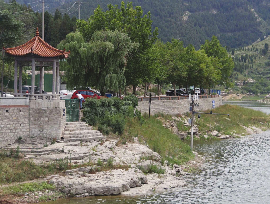 新时报记者对济南危险水域进行探访： 多数装了围栏都挡不住游泳人