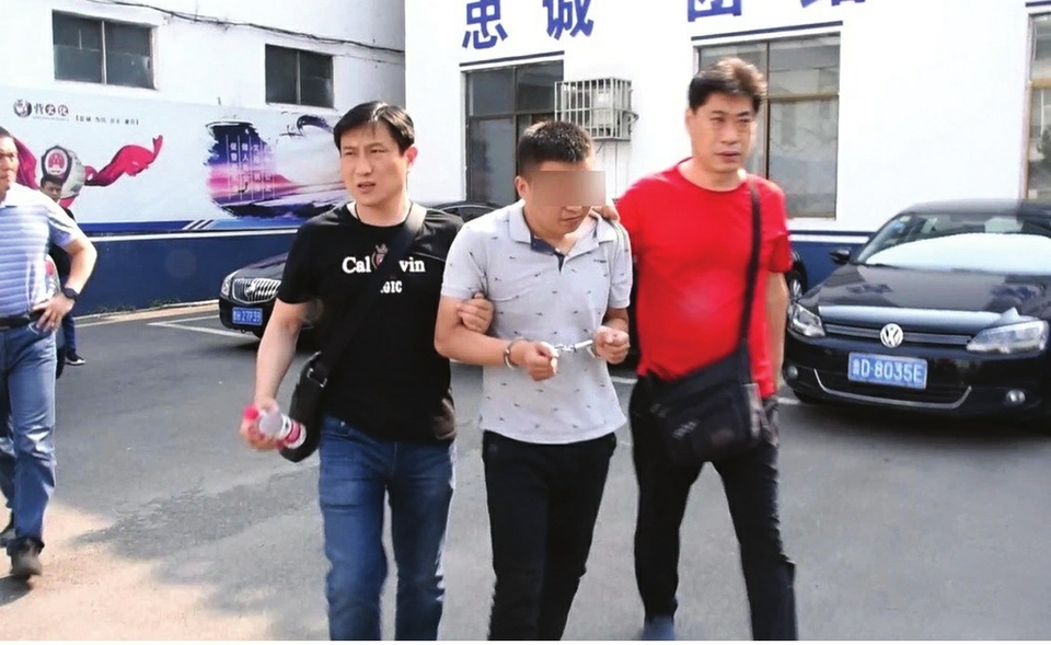 女子深夜遛弯被劫持带离济南 看到前来解救的民警大哭:感觉像上天派来的