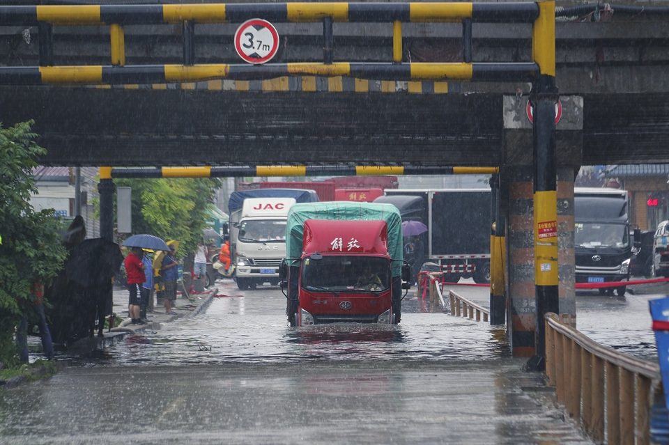 急雨突袭济南 多路段出现积水 1米深积水里有轿车趴窝