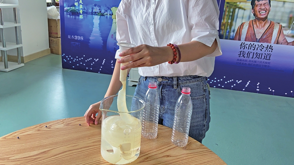 网红小球威力有多大？隔着手指都能吸住 误食后严重可致肠道穿孔 家有小孩的父母要注意了