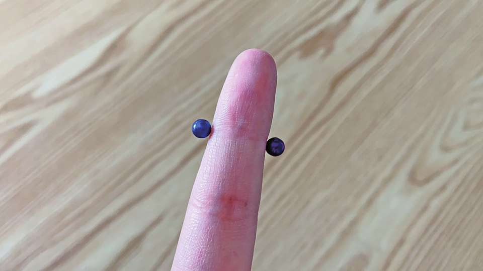 网红小球威力有多大？隔着手指都能吸住 误食后严重可致肠道穿孔 家有小孩的父母要注意了