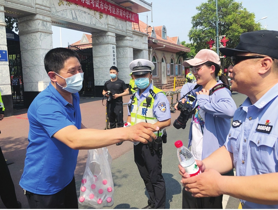 爱心送考12载！热心出租车司机称会一直送下去