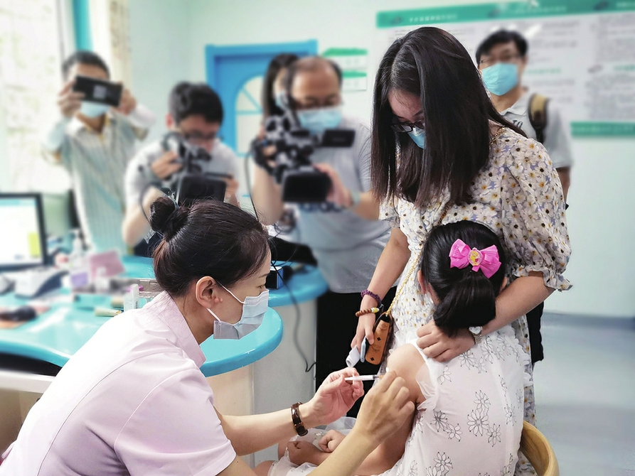 济南首针国产HPV二价疫苗接种完成 接种者为9岁女孩 济南已有20多处接种点 8月可覆盖全市所有区县